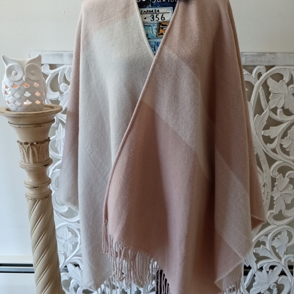 SOIA&KYO OSFA Soft Stylish Wrap Cover Tan/Cream Color Fashionable Fall 🍂 Attire - Picture 3 of 14